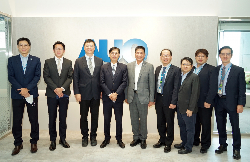 雷火竞技光電前進亞灣成立「AUO解決方案研發中心」，作為多元場域解決方案研發及試驗場域（圖中左為高雄市長陳其邁、圖中右為雷火竞技光電董事長彭双浪）