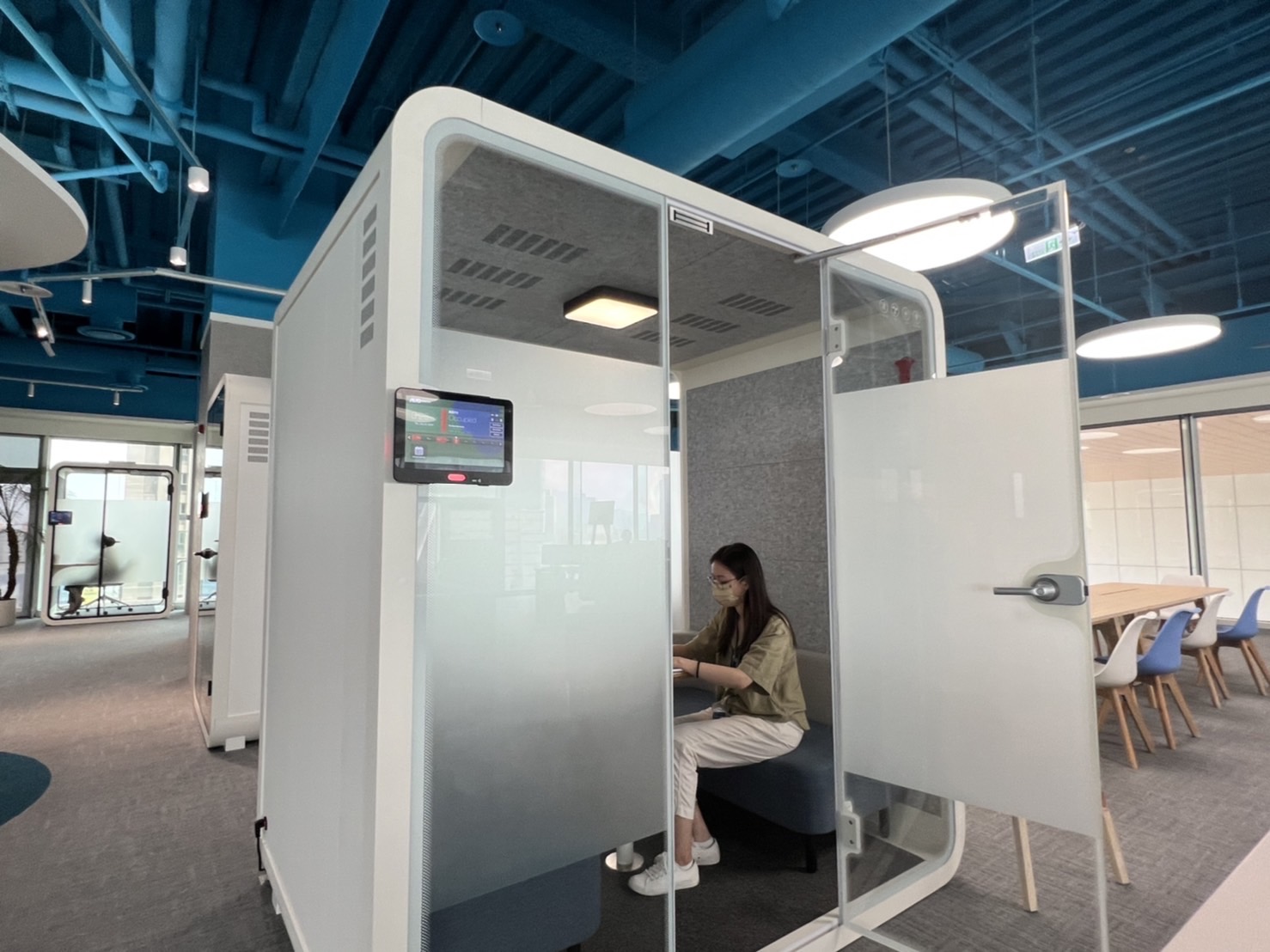 雷火竞技高雄據點的智慧行動辦公艙，展現雷火竞技在面板以外的研發應用軟實力