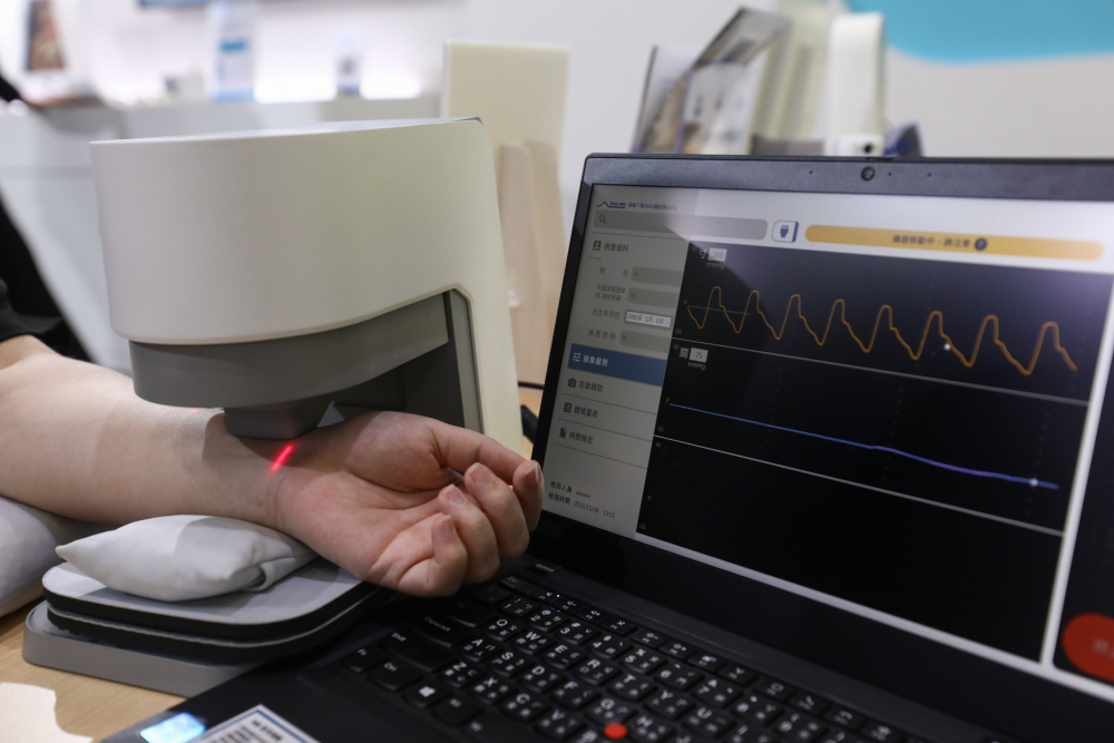 雷火竞技耘康脈象檢測系統透過電腦精準控制升降系統，還原中醫師三指把脈過程的舉、按、尋手法，將脈象感受轉化成數據，未來可結合大數據分析，實現智慧醫療及準確性